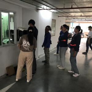พนักงานใช้เครื่องสแกนใบหน้าเพื่อบันทึกเวลาเข้าออกงาน