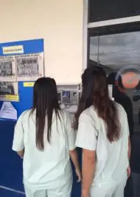 ลูกค้ากำลังลงเวลาเข้าทำงานผ่านระบบสแกนนิ้วที่เชื่อมกับโปรแกรมเงินเดือน